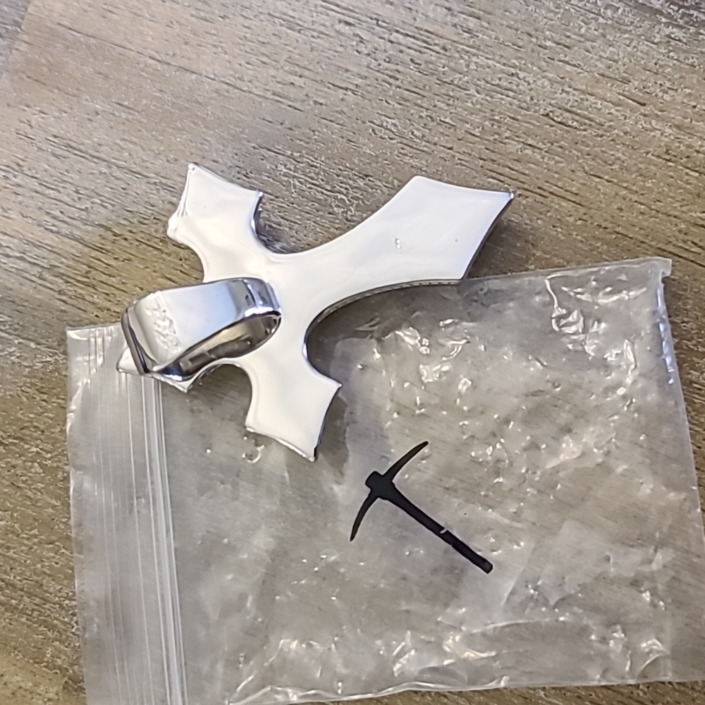 GLD large diamond cross pendant. - Picture 3 of 8